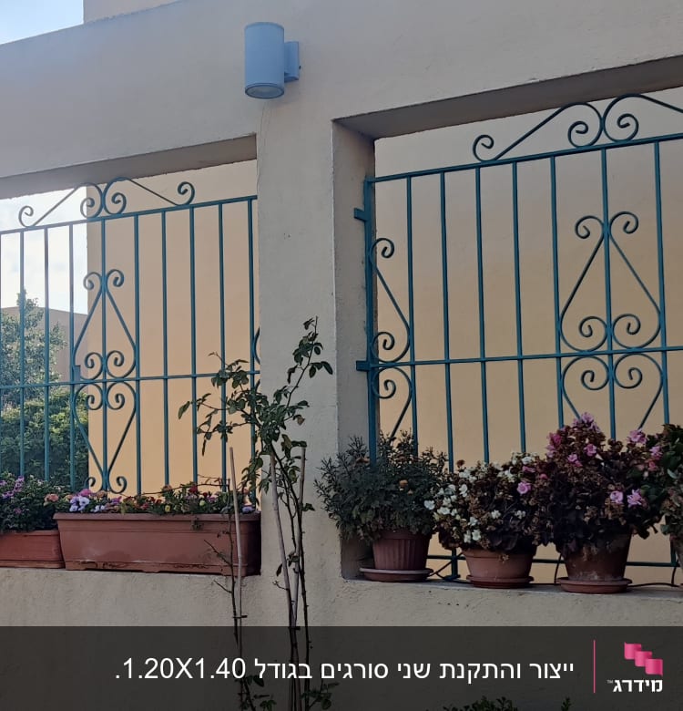 סורגים מתכתיים עם עיטורים על קיר חיצוני